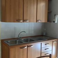 Cucina lineare completa con lavello e pensili