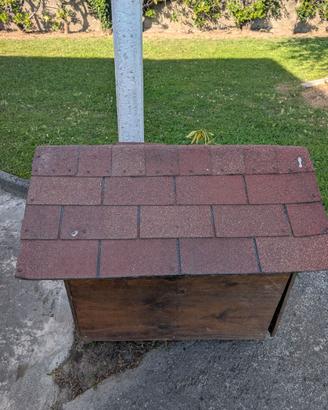 Cuccia in legno e tetto impermeabile