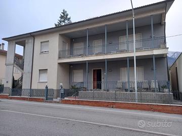 Villa bifamiliare con annesso garage