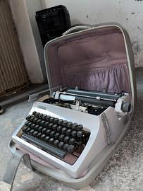 Macchina da scrivere vintage Erika