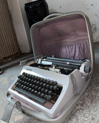 Macchina da scrivere vintage Erika