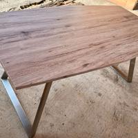 Tavolo moderno in  finto legno