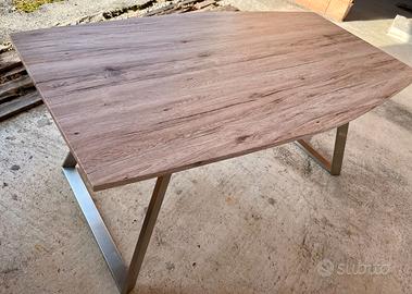 Tavolo moderno in  finto legno