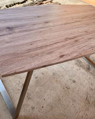 Tavolo moderno in  legno ingenierizzato