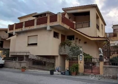 Villa indipendente garage giardino taverna cortile