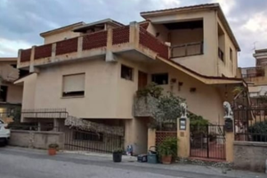 Villa indipendente garage giardino taverna cortile