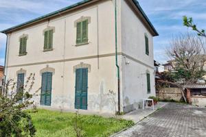 Villa di 242 m² con più di 5 locali a Cascina