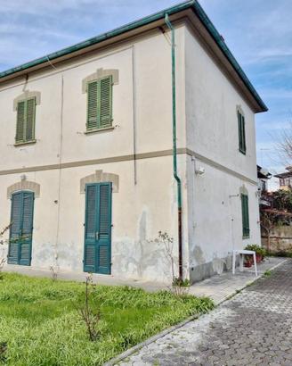 Villa di 242 m² con più di 5 locali a Cascina