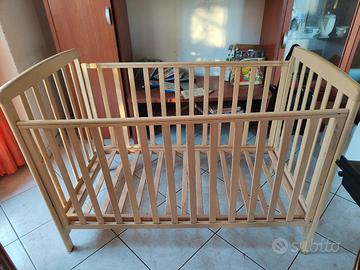 Lettino in legno e altalena da giardino