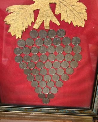 Quadri formati in monete in lira italiana.