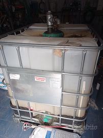 Cisterna per gasolio con gabbia