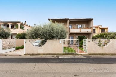 Elegante bifamiliare con ampio giardino a Villa Sa
