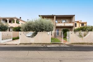 Elegante bifamiliare con ampio giardino a Villa Sa