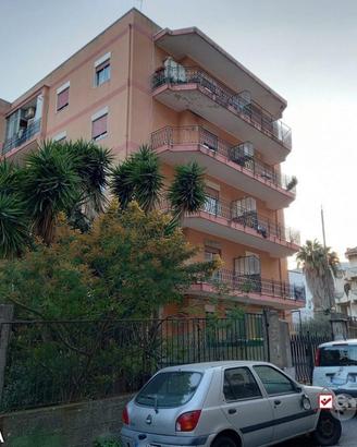 Svincolo gazzi,4 vani e servizi con posto auto