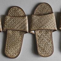 2 paia Slippers Anyaman