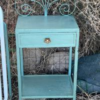 comodini e letto in ferro battuto