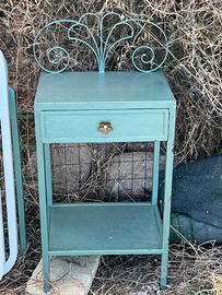 comodini e letto in ferro battuto