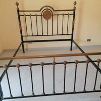 letto completo di rete e doghe in legno.