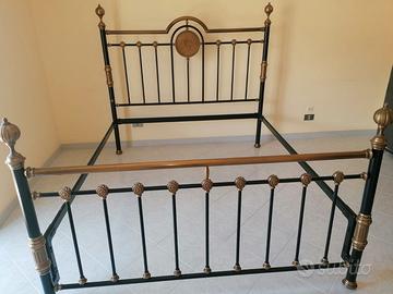 letto completo di rete e doghe in legno.