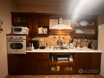Cucina in legno color noce scuro
