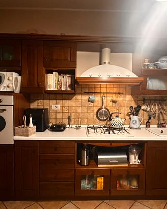 Cucina in legno color noce scuro