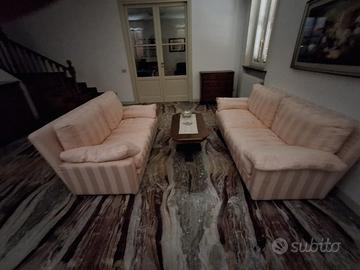 divano rosa 2 e 3 posti