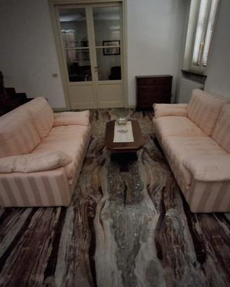 divano rosa 2 e 3 posti