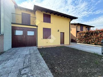 VILLA A SCHIERA CENTRALE A CASALETTO VAPRIO