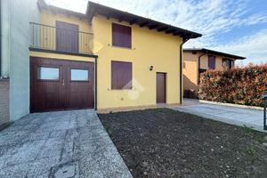 VILLA A SCHIERA CENTRALE A CASALETTO VAPRIO