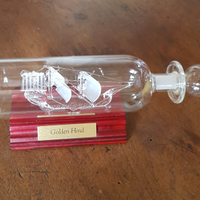 Modellino in vetro di nave in bottiglia