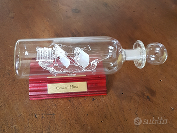 Modellino in vetro di nave in bottiglia