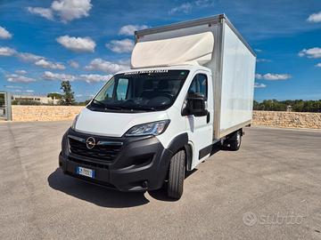 Opel Movano con sponda idraulica