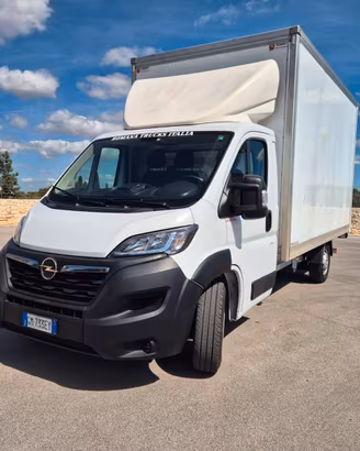 Opel Movano con sponda idraulica