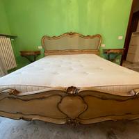 Letto matrimoniale vintage in legno intarsiato