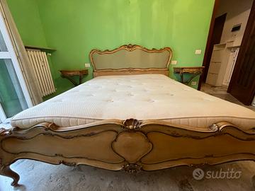 Letto matrimoniale vintage in legno intarsiato