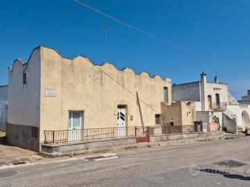 Abitazione da ristrutturare con depositi e terreno