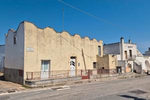 Abitazione da ristrutturare con depositi e terreno