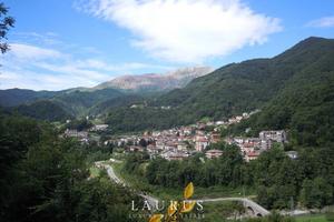 Rustico / Casale di 5030 m² con più di 5 locali e 