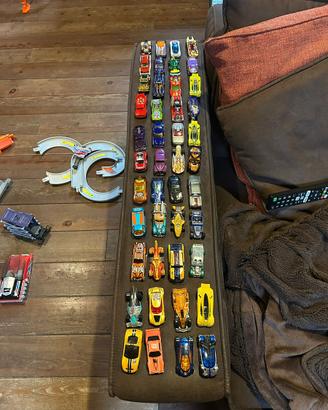 4 piste hotwheels+45 macchinine