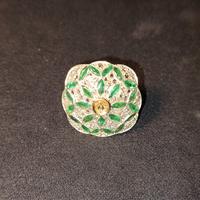 Anello Art Decò. Brillanti e piccoli smeraldi.