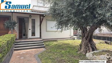 Santa Maria la Strada Giarre, Villa angolare con g