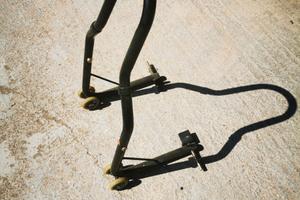 ALZA MOTO POSTERIORE