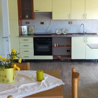 Cucina con tavolo e sedie