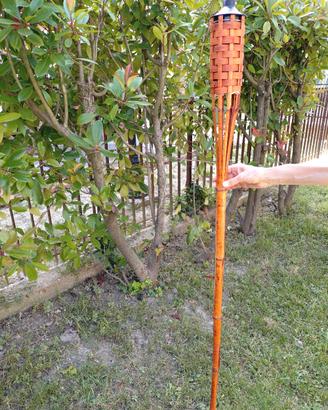 Set di sei torce da giardino in bambù naturale 