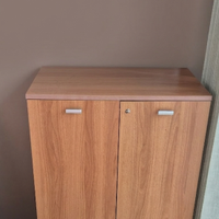 Armadio in legno ciliegio con ante e serratura