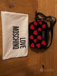 Borsa tracolla Love Moschino nera con cuori rossi