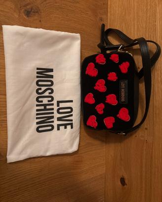 Borsa tracolla Love Moschino nera con cuori rossi