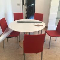 Tavolo bianco tondo con sedie