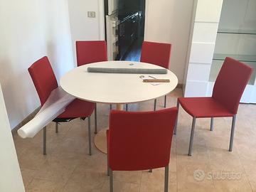 Tavolo bianco tondo con sedie