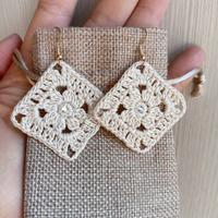 orecchini  all'uncinetto quadrati beige